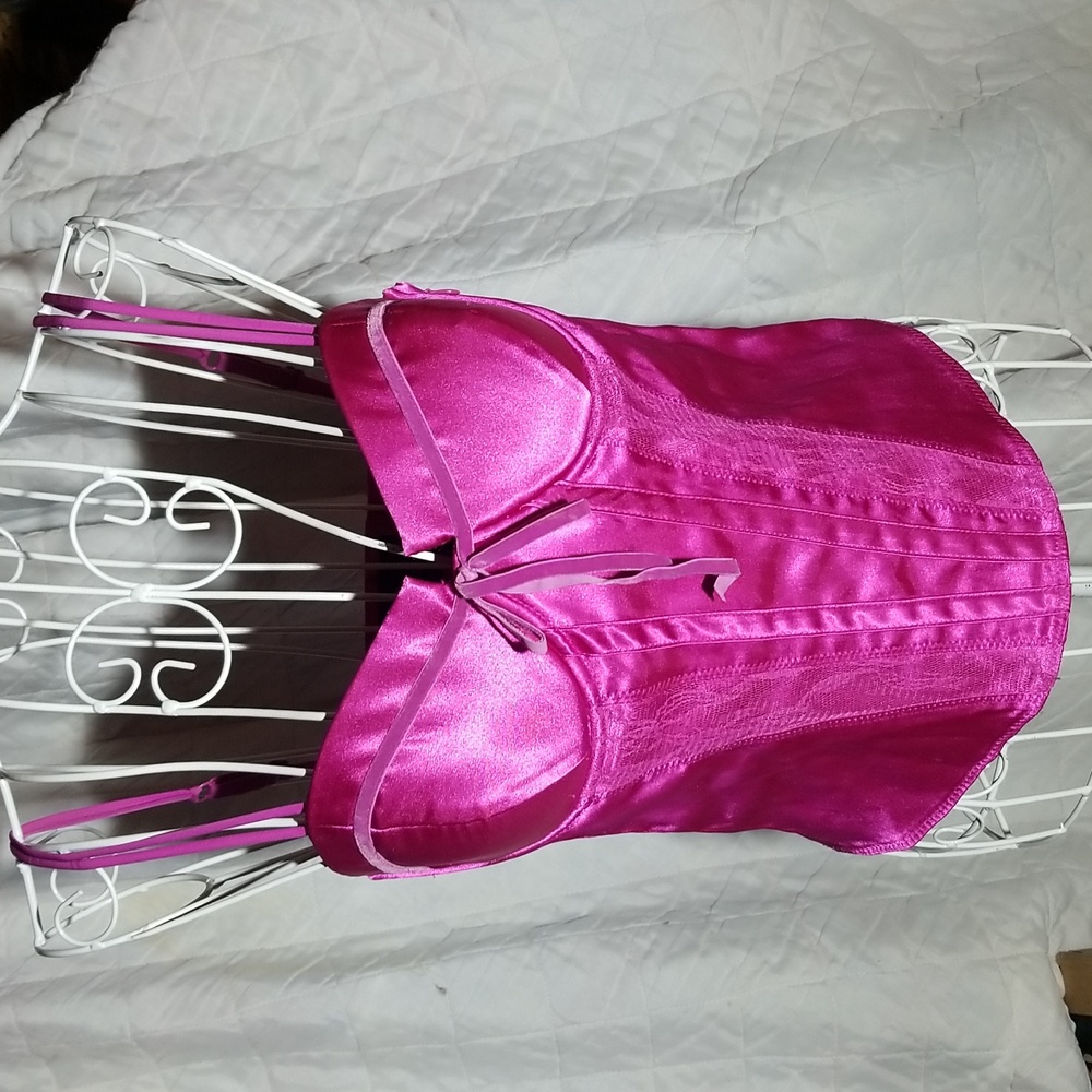 RATHER REFINED❣️GUESS satiny fuchsia camisole. Size medium.